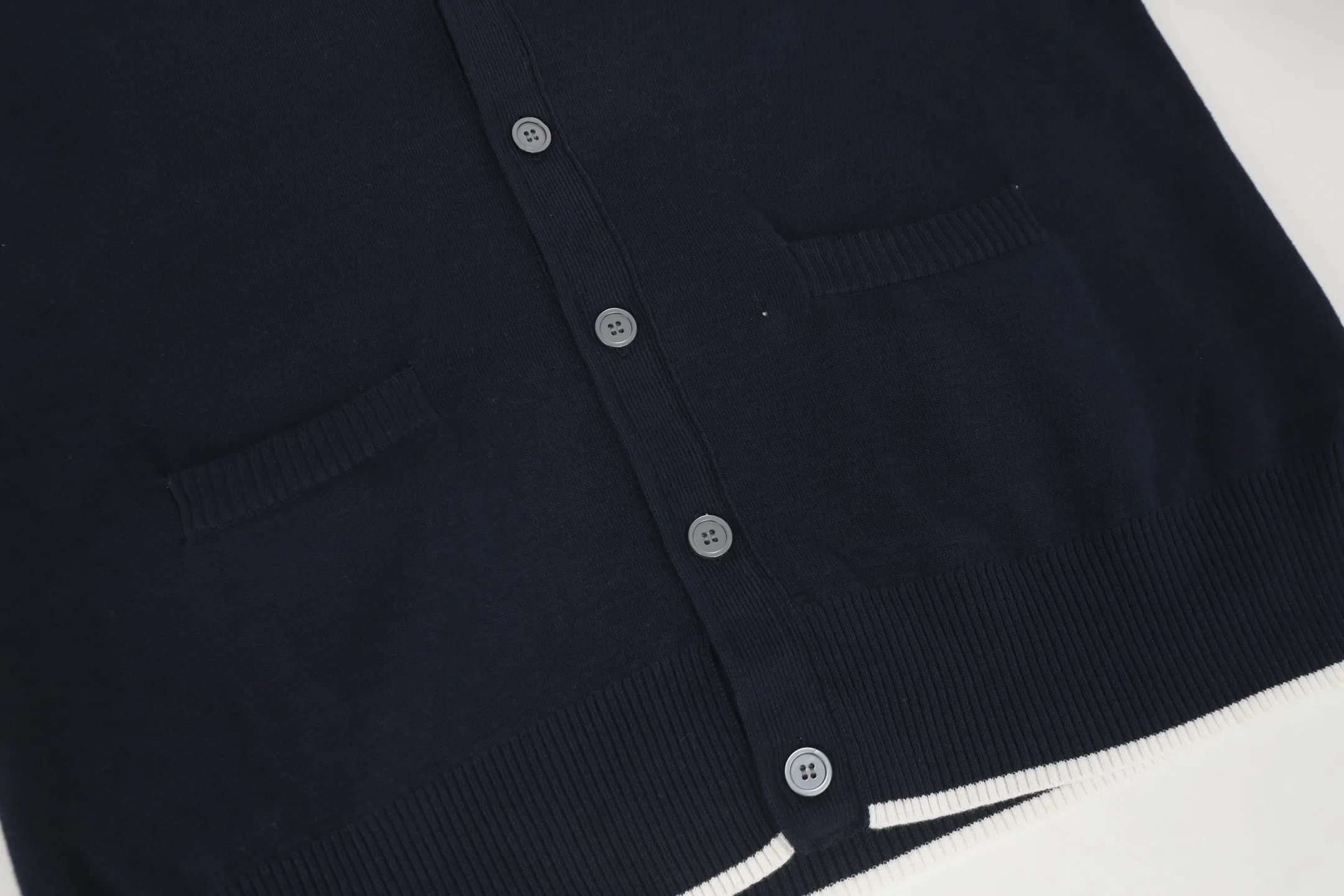THOM BROWNE · 4 V ：Blue White Size：S M L Thom Browne 1965 ， 1997 。 Giorgio Armani ， Club Monaco ， 。Browne ， 、 。 ， 。 Thom Browne Classic ， 、 Classic。